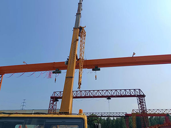 兩噸龍門吊安裝現場